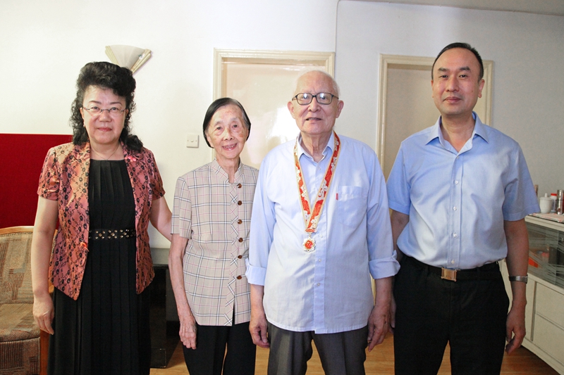 省卫健委领导走访慰问获颁 “庆祝中华人民共和国成立70周年”纪念章的离休干部