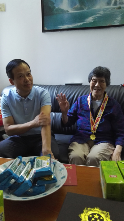 省卫健委领导走访慰问获颁 “庆祝中华人民共和国成立70周年”纪念章的离休干部