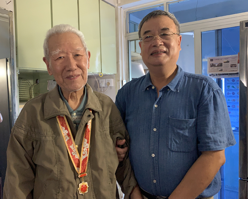 省卫健委领导走访慰问获颁 “庆祝中华人民共和国成立70周年”纪念章的离休干部