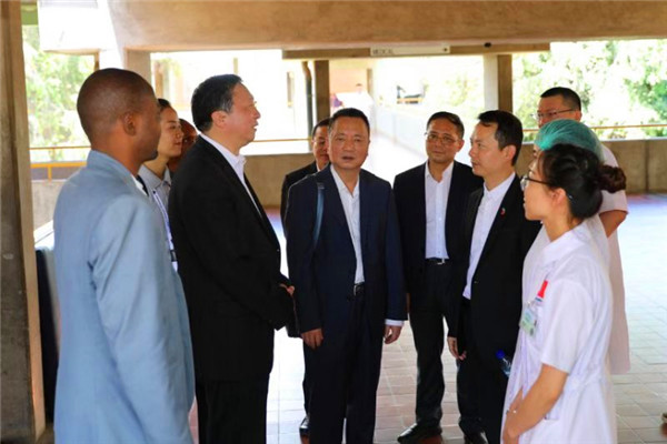 福建省卫生健康委代表团赴博茨瓦纳慰问医疗队员 推进卫生合作