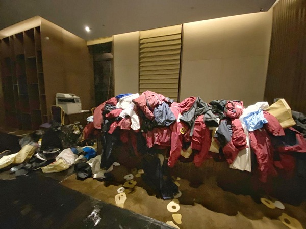 武汉驻地帐篷遇大风雨倒塌，队员们迎难而上