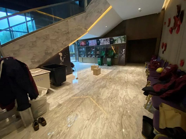 武汉驻地帐篷遇大风雨倒塌，队员们迎难而上