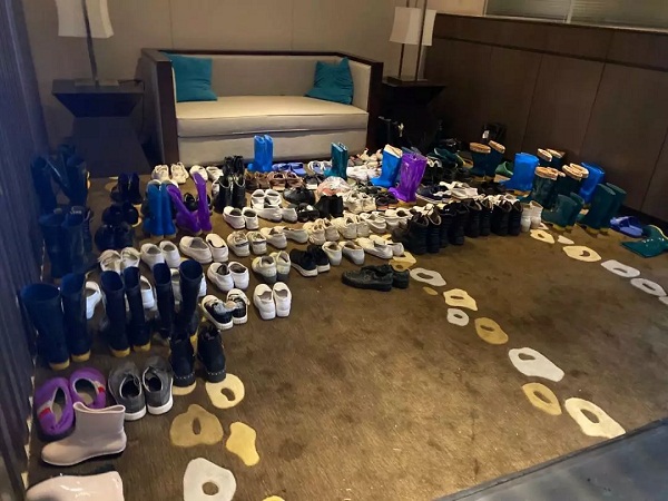 武汉驻地帐篷遇大风雨倒塌，队员们迎难而上