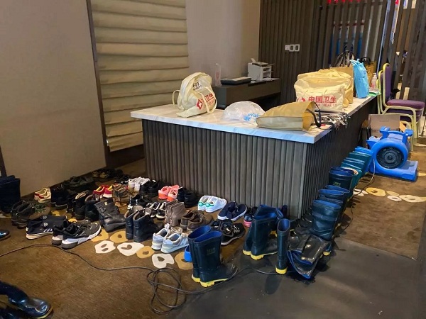 武汉驻地帐篷遇大风雨倒塌，队员们迎难而上