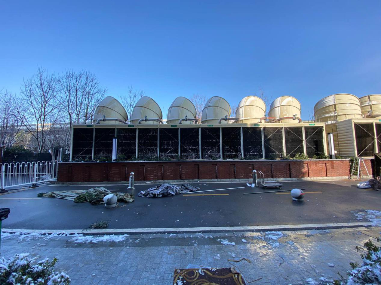 争分夺秒,被暴风雪刮倒的福建省第一批支援湖北医疗队驻地帐篷重新搭起来了!