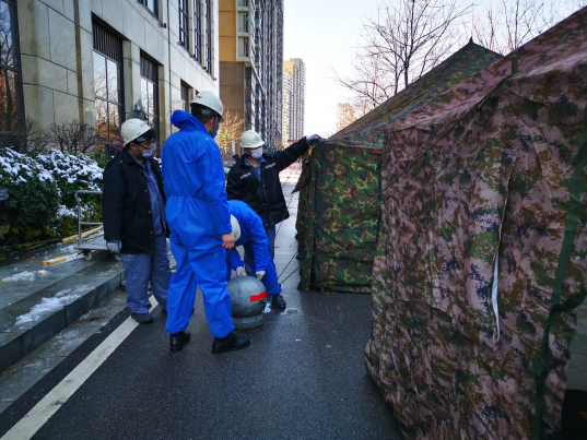 争分夺秒,被暴风雪刮倒的福建省第一批支援湖北医疗队驻地帐篷重新搭起来了!