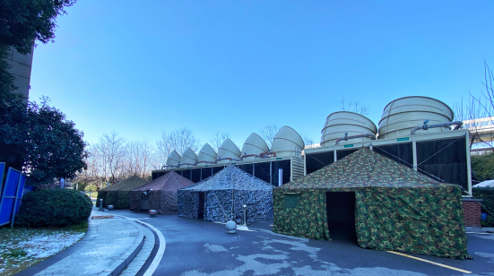 争分夺秒,被暴风雪刮倒的福建省第一批支援湖北医疗队驻地帐篷重新搭起来了!