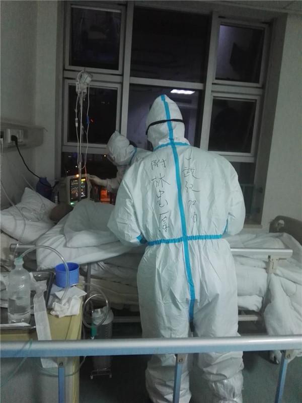 今天，我们在武汉“火线入党”