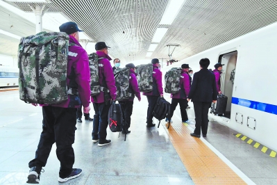 闽鄂同心，直把白衣作战袍