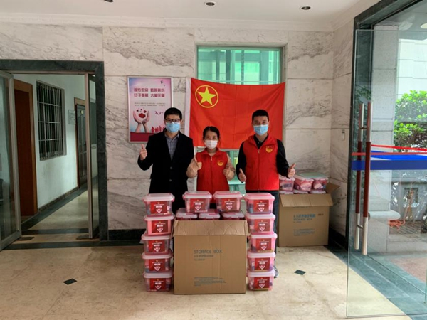 “红马甲”护“白衣” 志愿青春暖人心