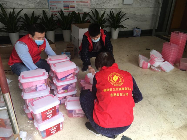 “红马甲”护“白衣” 志愿青春暖人心