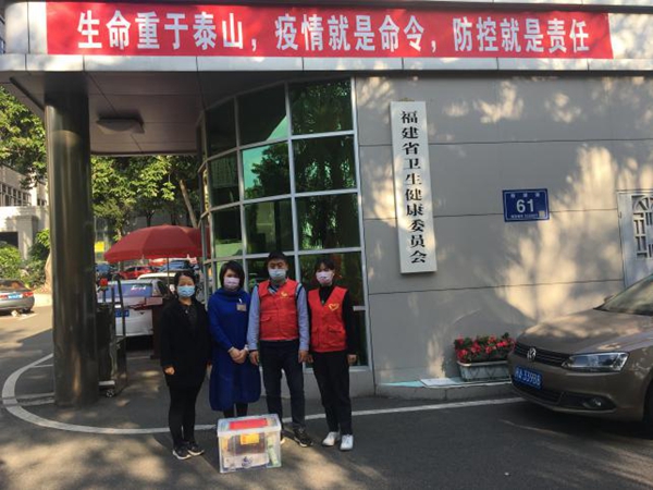 “红马甲”护“白衣” 志愿青春暖人心