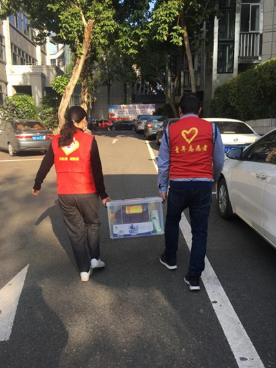 “红马甲”护“白衣” 志愿青春暖人心