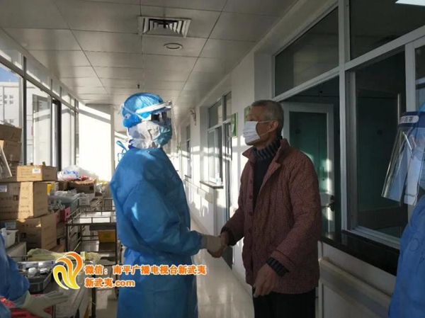 “红马甲”护“白衣” 志愿青春暖人心