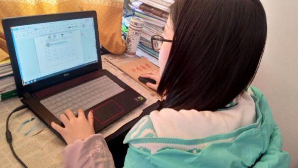 “红马甲”护“白衣” 志愿青春暖人心