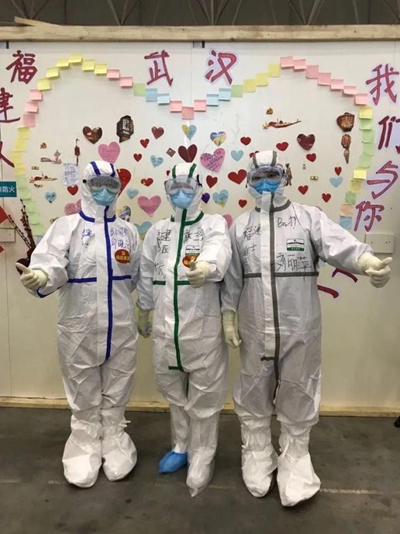 “红马甲”护“白衣” 志愿青春暖人心