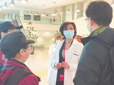 才进大厅，意大利同行就围上来请教