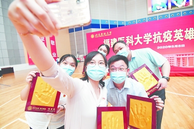 抗疫英雄 留下手模