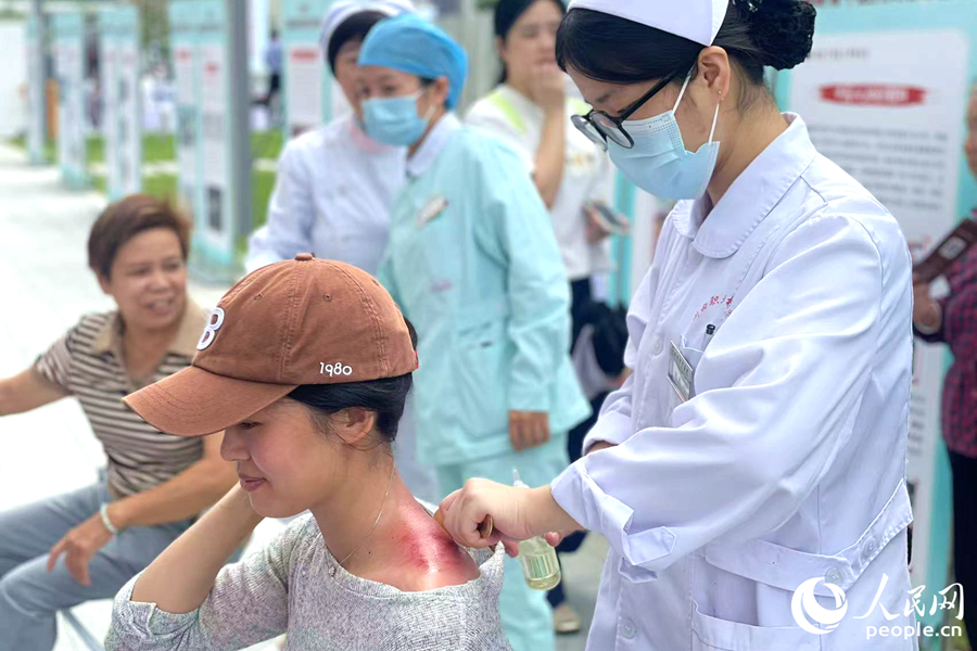 中医养生“圈粉”00后 刮痧、艾灸受热捧 _ 媒体报道 _ 省卫健委