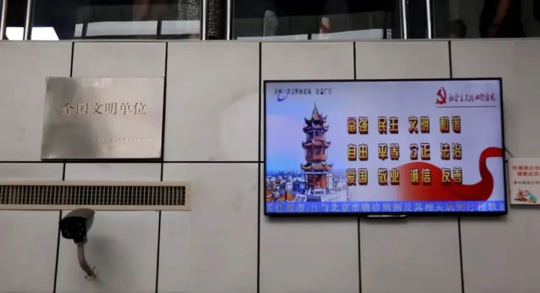 充分利用LED屏循环刊播创城宣传标语,造浓文明创城宣传氛围 充分利用LED屏循环刊播创城宣传标语,造浓文明创城宣传氛围