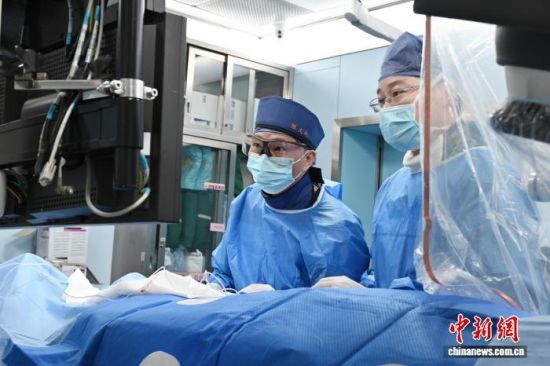 图为福建医科大学附属协和医院教授陈文伙正在为患者手术。福建医科大学附属协和医院 供图 图为福建医科大学附属协和医院教授陈文伙正在为患者手术。福建医科大学附属协和医院 供图