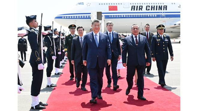 习近平抵达利马出席亚太经合组织第三十一次领导人非正式会议并对秘鲁进行国事访问