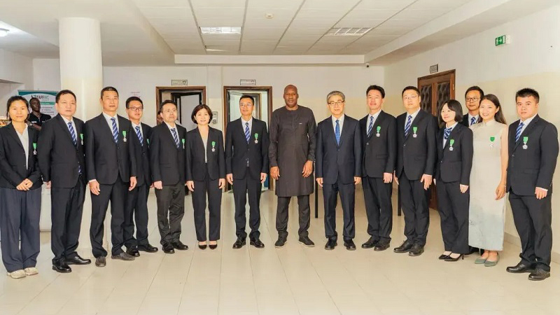 塞内加尔政府为第20批中国援塞医疗队颁发勋章